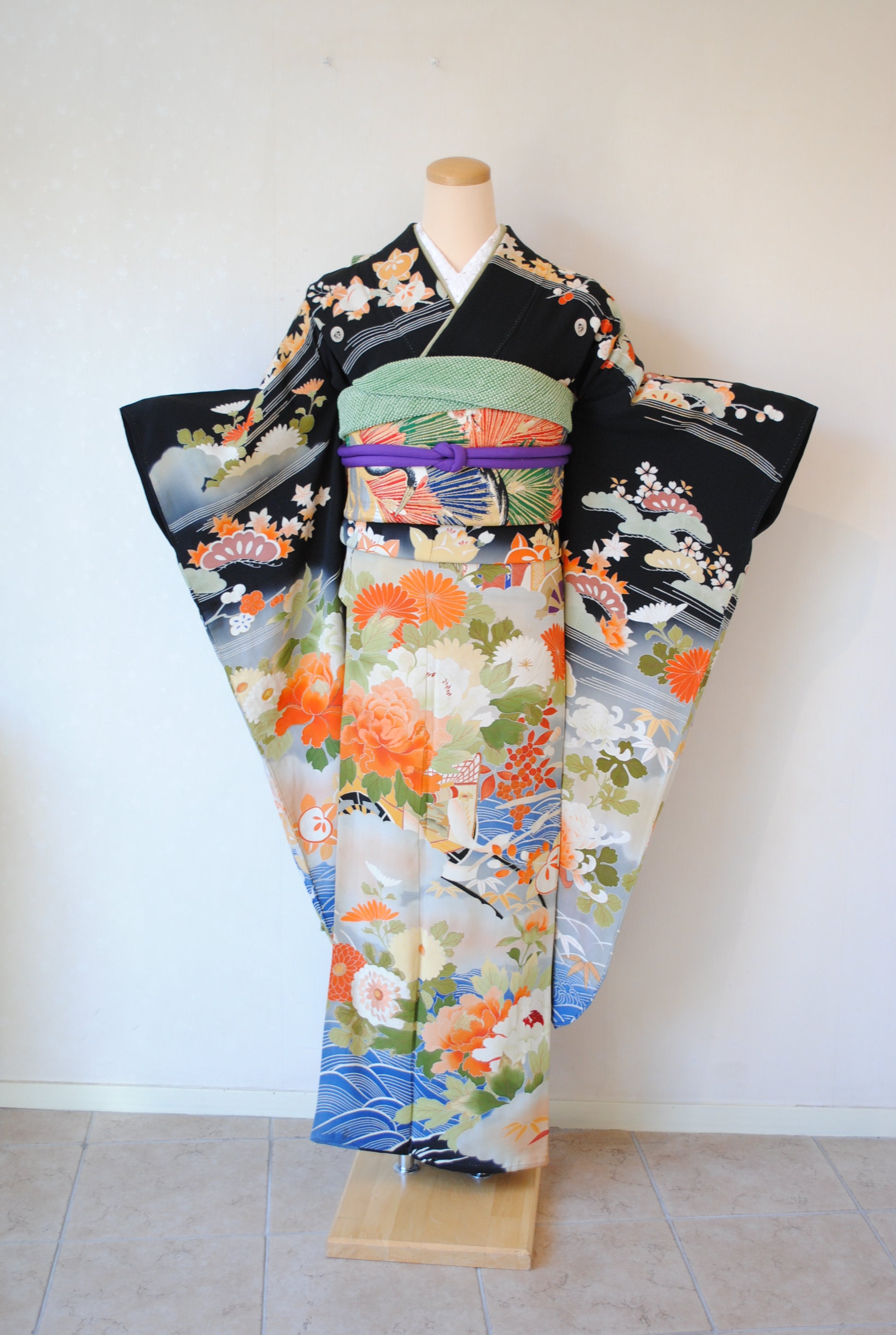 【灯屋2掲載品と同柄】若芽色 振袖 雲取り 宝尽くし 金彩 正絹 振袖】 灯屋2参考コーデあり 若芽色 雲取り吉祥文様 宝尽くし 金彩 正絹