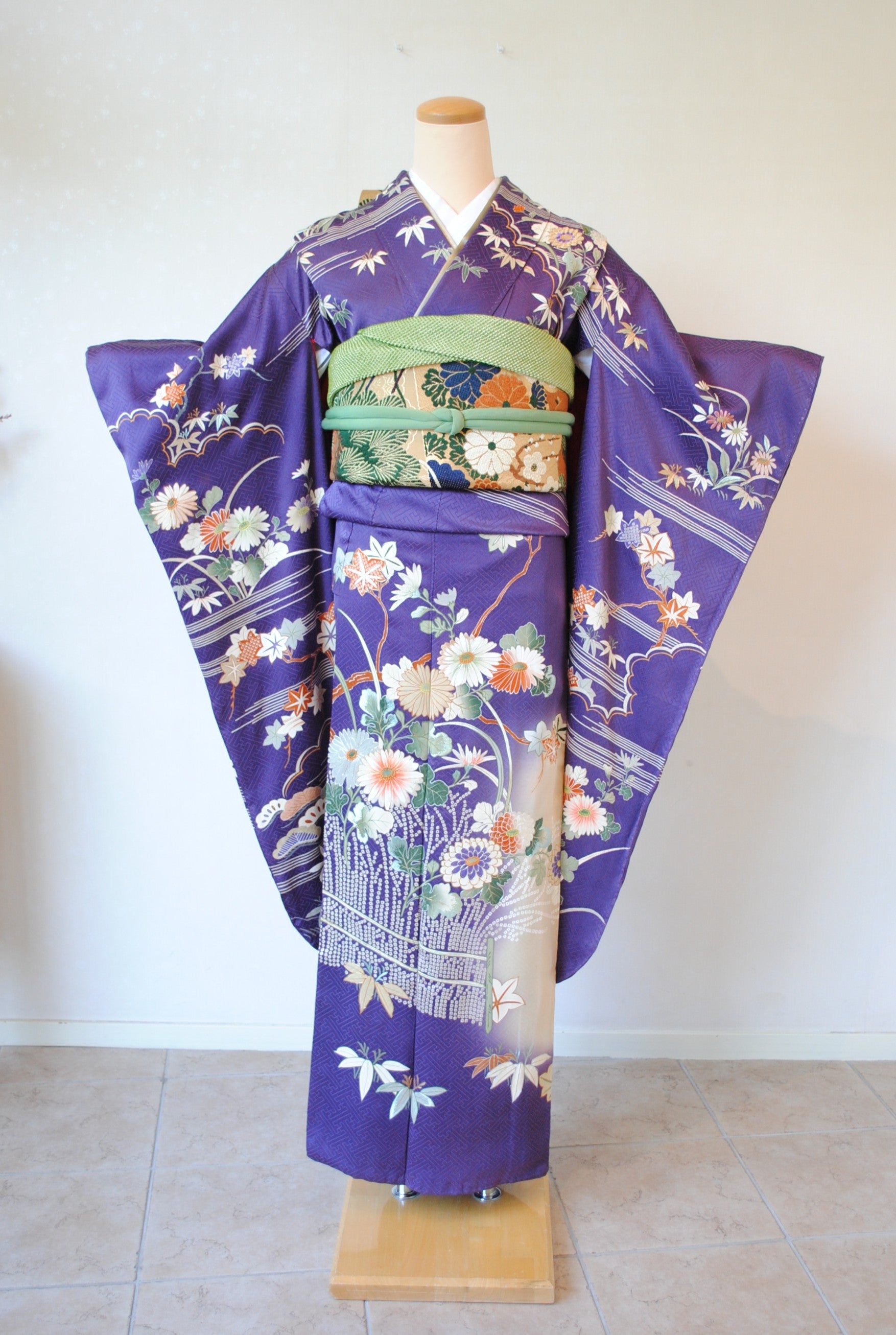 【灯屋2掲載品と同柄】若芽色 振袖 雲取り 宝尽くし 金彩 正絹 green-furisode-s3.jpg