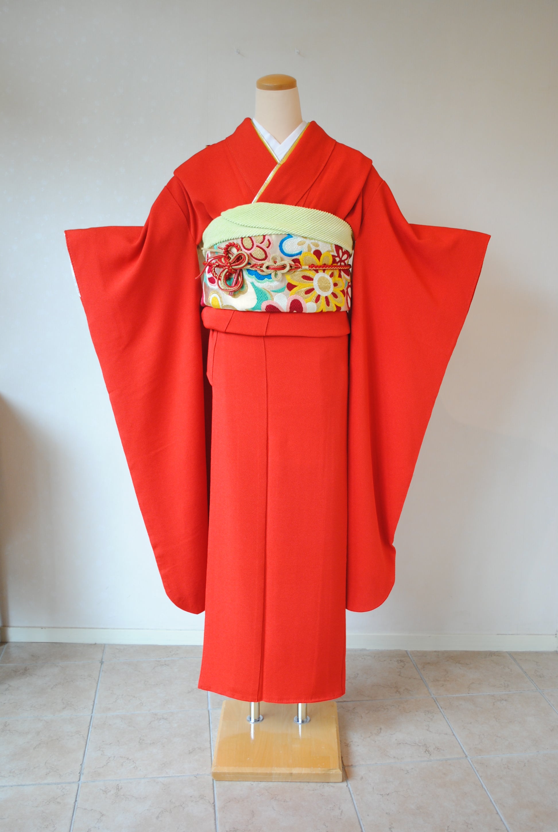 【灯屋2掲載品と同柄】若芽色 振袖 雲取り 宝尽くし 金彩 正絹 灯屋2掲載品と同柄】若芽色 振袖 雲取り 宝尽くし 金彩 正絹