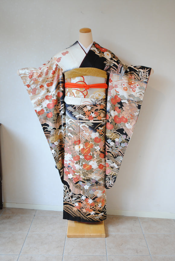 No.259　茶屋辻に四季の花文様綸子振袖