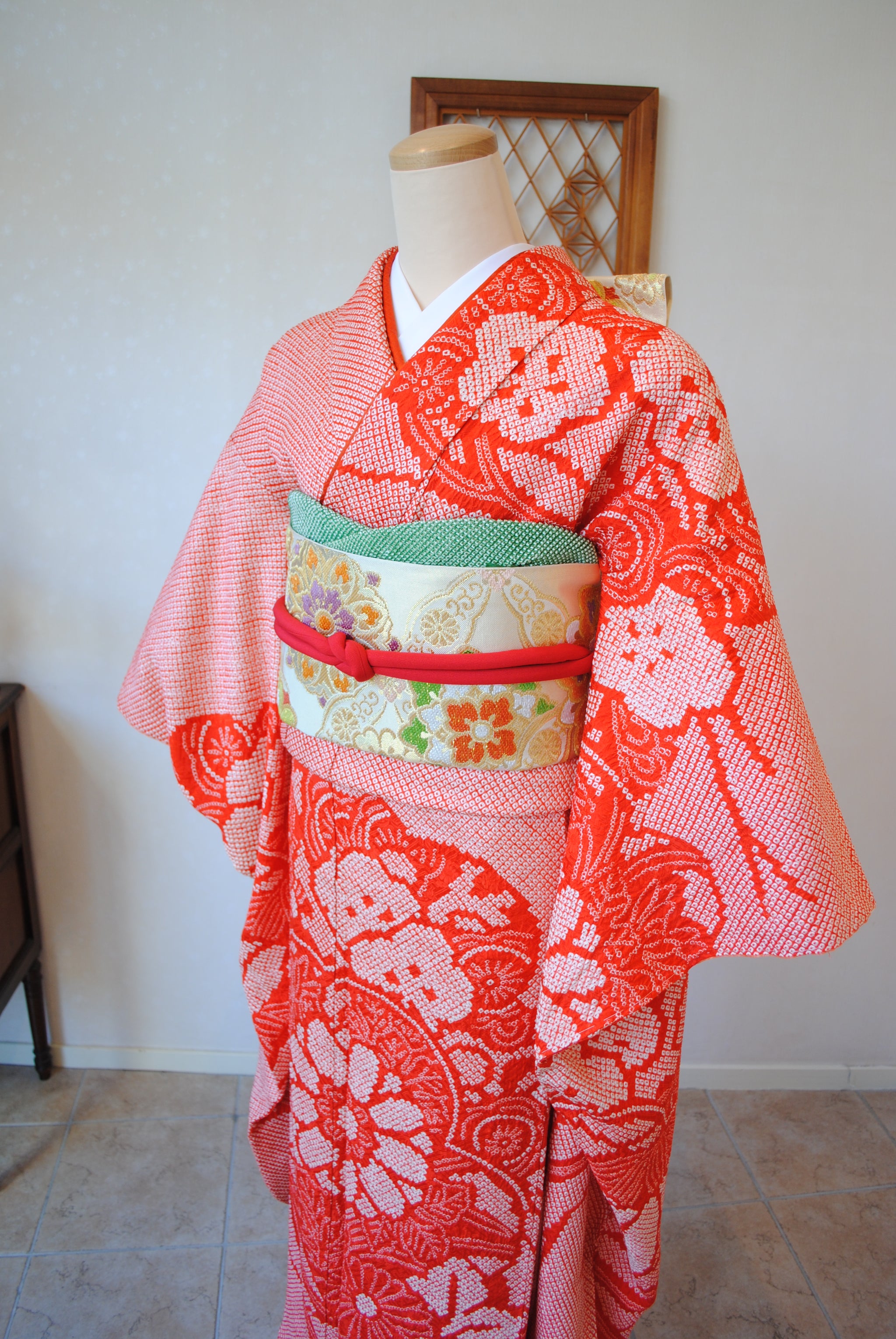 振袖　総絞り　菊花　笹　花模様　着物　045k p No.315 朱赤地梅菊文様総絞り振袖 – 灯屋2オンラインショップ