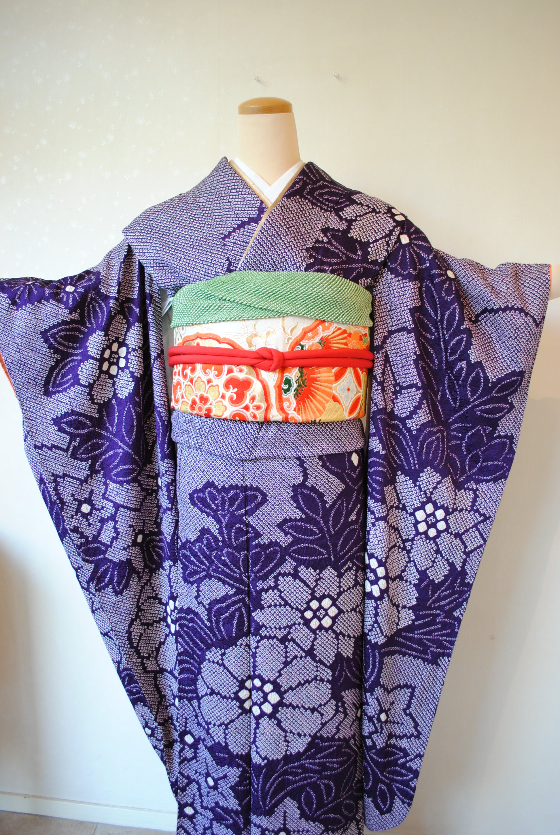 総絞り 振袖フルセット 身丈167裄66.5 牡丹花文 黒 紫 暈し染め 逸品 No.323 紫地花文様総絞り振袖 – 灯屋2オンラインショップ