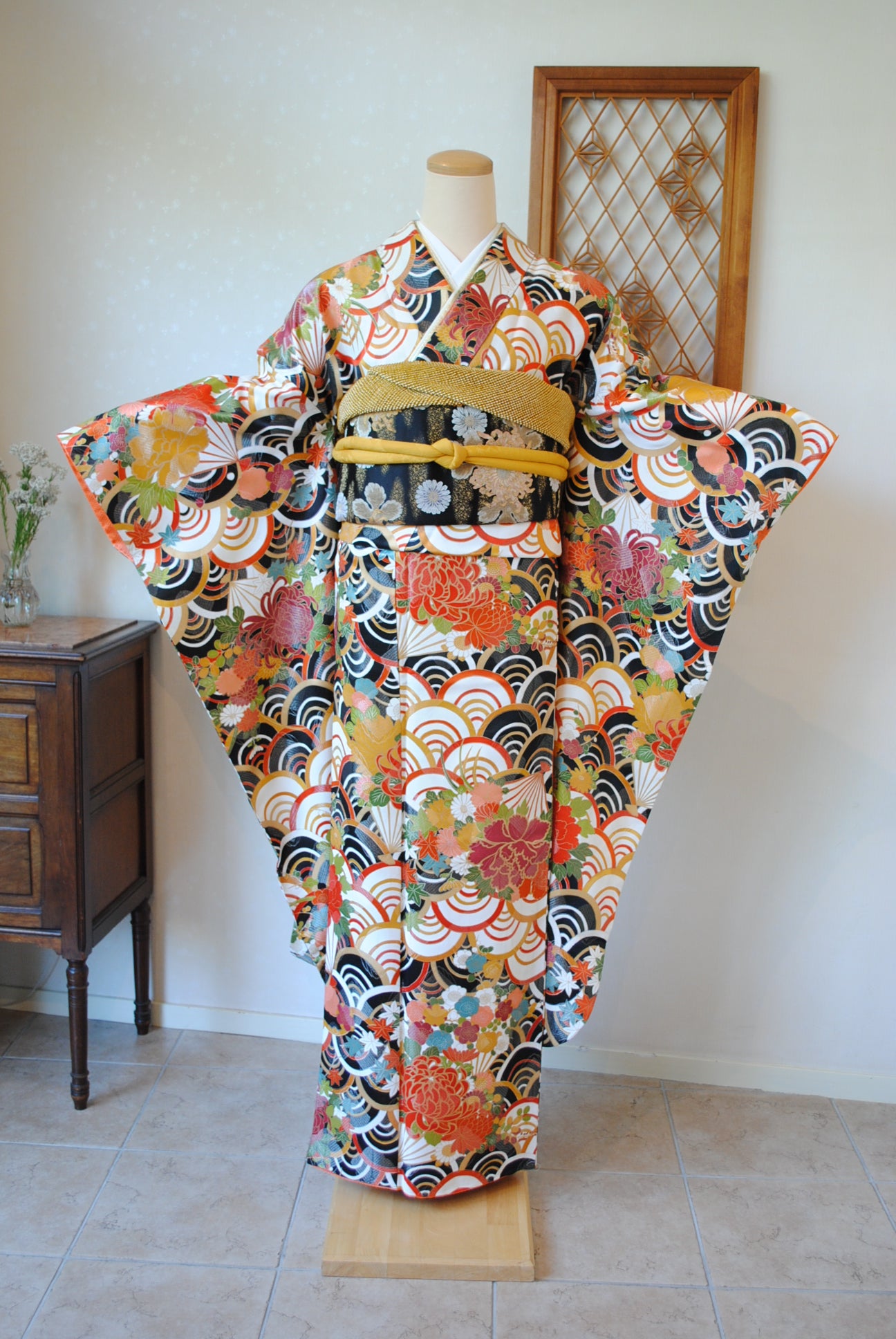 No.220 青海波花々文様金通し黒振袖 – 灯屋2オンラインショップ
