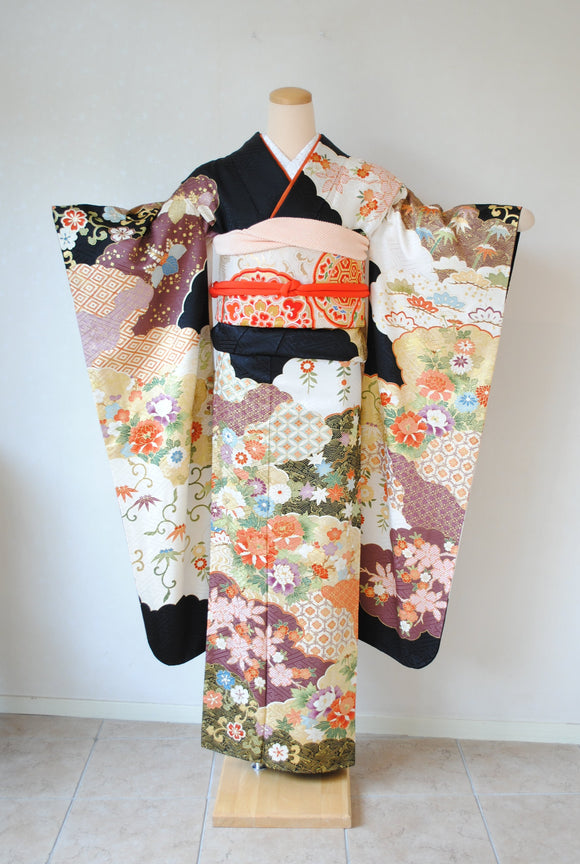 No.271 吉澤織物　吉祥雲取文様四季の花々刺繍振袖
