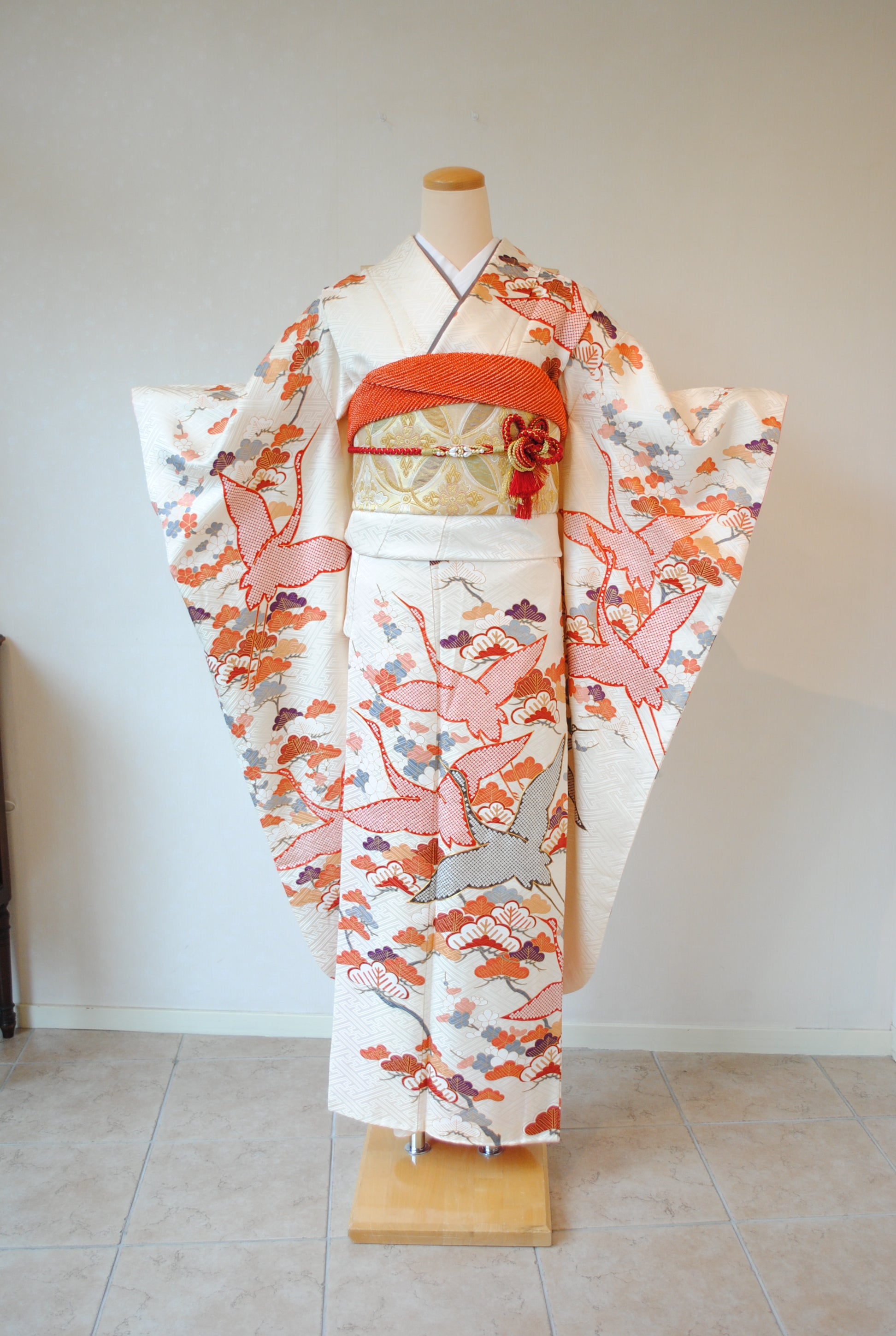 【灯屋2掲載品と同柄】若芽色 振袖 雲取り 宝尽くし 金彩 正絹 灯屋2掲載品と同柄】若芽色 振袖 雲取り 宝尽くし 金彩 正絹