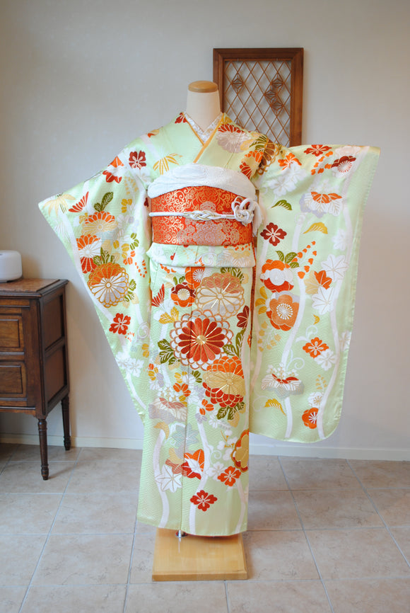 No.107 薄緑色綸子地立涌文様刺繍振袖