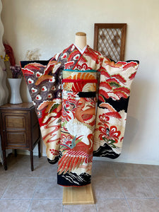 No.181　孔雀に松文様黒振袖